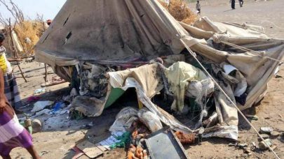 إصابة 4 مدنيين بينهم 3 أطفال في هجوم حوثي على مخيم لنازحي الحديدة