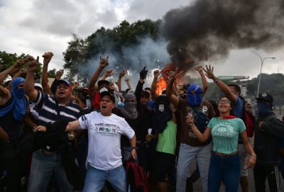 فنزويلا بين استعادة الديمقراطية وحمام الدم