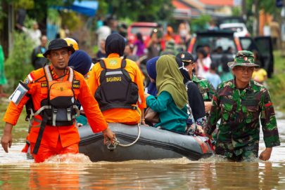 ارتفاع ضحايا فيضانات إندونيسيا إلى 59 قتيلاً