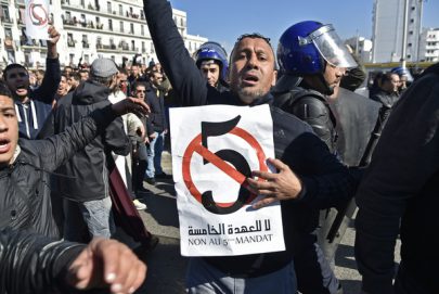 الآلاف يتظاهرون في الجزائر ضد ترشح بوتفليقة لولاية خامسة