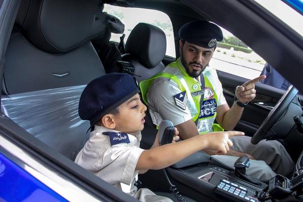 ØªØ­Ù‚ÙŠÙ‚ Ø£Ù…Ù†ÙŠØ© Ø·ÙÙ„ÙŠÙ† Ø¨Ø±ÙƒÙˆØ¨ Ø¯ÙˆØ±ÙŠØ§Øª Ø´Ø±Ø·Ø© Ø£Ø¨ÙˆØ¸Ø¨ÙŠ Ø¬Ø±ÙŠØ¯Ø© Ø§Ù„ÙˆØ·Ù†