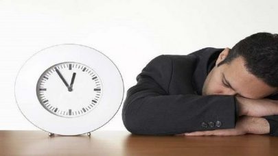 علماء يكشفون تبعات قلة النوم والإجهاد في العمل