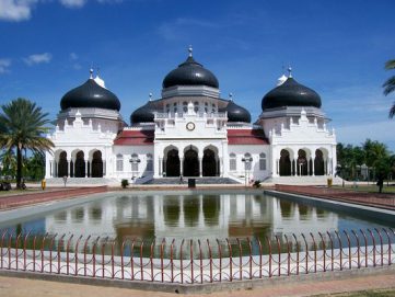 مسجد يقع في وسط مدينة باندا آتشيه في إندونيسيا