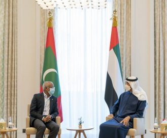 محمد بن زايد يبحث مع رئيس المالديف تعزيز العلاقات والقضايا الإقليمية والدولية