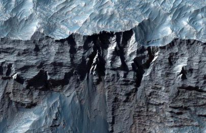 مسبار ناسا يلتقط صورًا لأكبر وادي في النظام الشمسي