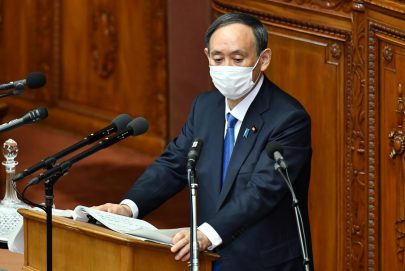 رئيس الوزراء الياباني يتعهد بالتصدي لكوفيد-19 بعد الارتفاع المقلق للإصابات