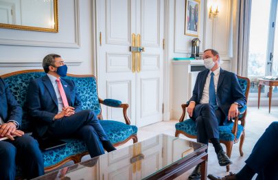 عبدالله بن زايد يبحث تعزيز التعاون مع المستشار الدبلوماسي لرئيس فرنسا في باريس