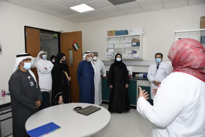 سارة الأميري تطلع على الأساليب المبتكرة في جامعة الإمارات