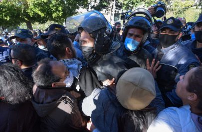الرئيس التونسي يبعثر تعديل المشيشي والاحتجاجات تحاصر الحكومة