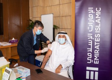 “الإمارات الإسلامي” يطلق برنامج التطعيم لموظفيه في الدولة
