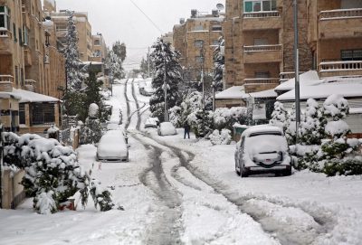 الدفاع المدني الأردني يجلي ألف حاصرتهم الثلوج