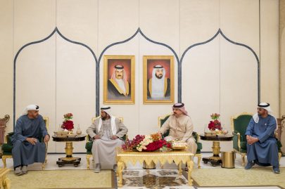محمد بن زايد وملك البحرين وطحنون بن محمد يؤكدون عمق العلاقات الأخوية الراسخة