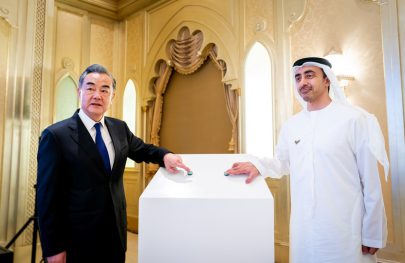 عبدالله بن زايد ووزير خارجية الصين يطلقان مشروع “علوم الحياة وتصنيع اللقاحات في الإمارات”
