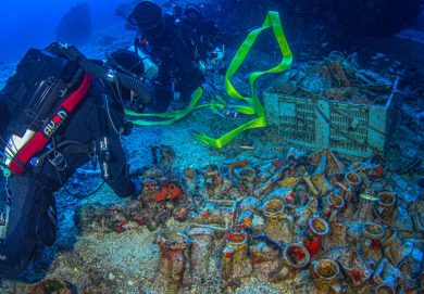 اكتشافات أثرية في سفينة غارقة بالبحر الأحمر منذ 3 قرون