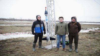 طلاب روس يختبرون صاروخاً مكوكياً