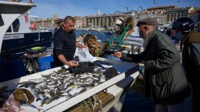 باريس تطالب أوروبا بتسريع “اتفاق السمك” مع بريطانيا