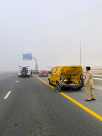 تصادم 28 مركبة على شارع الإمارات بالاتجاه من دبي إلى أبوظبي