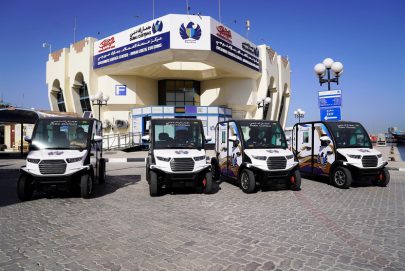 جمارك دبي تدعم مبادرة “سياج” الذكية بـ10 سيارات كهربائية لفحص البضائع