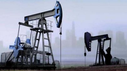 أسعار النفط تنزل عن قمة 8 أسابيع ويخسر 2%