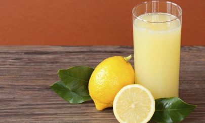 تناول ماء الليمون يومياً يرطب البشرة ويحافظ على شبابها