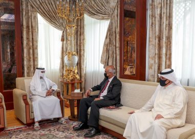 نهيان بن مبارك يبحث تعزيز التعاون مع سفيري البحرين وسنغافورة