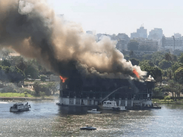 حريق يلتهم باخرة نيلية كورنيش الزمالك وسط القاهرة