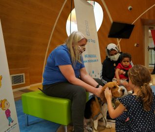 “مستشفى الجليلة” يطلق برنامجاً علاجياً تفاعلياً بين الأطفال والحيوان