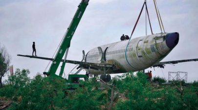 طائرة «بوينغ» خارج الخدمة تحط في بالي لاستقطاب السياح