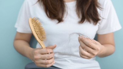 تساقط الشعر عند النساء جزءاً من التوازن الطبيعي