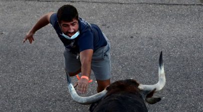 قرية إسبانية تستضيف أول مهرجان لركض الثيران منذ بداية الجائحة