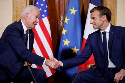بايدن يبدأ مسار الثقة مع الرئيس الفرنسي