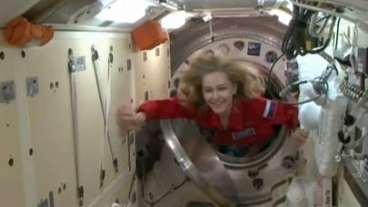 رائد الفضاء نوفيتسكي يترك حجرته في المحطة الفضائية للممثلة يوليا بيريسيلد