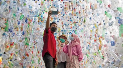 متحف من الأكياس والزجاجات البلاستيكية يسلط الضوء على أزمة المحيطات