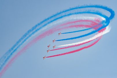 فريق “السهام الحمراء” التابع لسلاح الجو الملكي البريطاني يقدم عرضاً في سماء إكسبو 2020 دبي