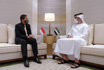 منصور بن محمد يبحث تجربة الإمارات في مكافحة “كوفيد19” مع وزير سنغافوري