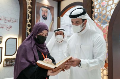 سلطان بن أحمد القاسمي يتفقد أجنحة معرض الشارقة الدولي للكتاب