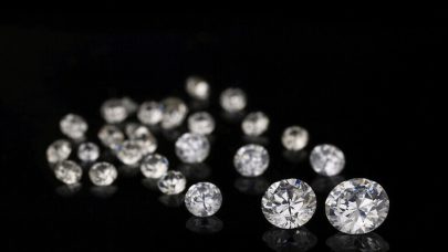 علماء يثبتون في المختبر حقيقة “المطر الماسي” في أورانوس ونبتون