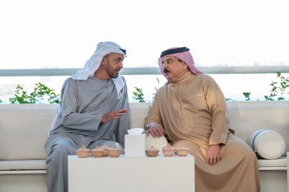 محمد بن زايد يستقبل ملك البحرين لدى وصوله البلاد ويبحث معه العلاقات الأخوية والتطورات في المنطقة
