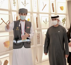 سهيل المزروعي يطلع على إنجازات عُمان ورسالة رابطة العالم الإسلامي في إكسبو 2020 دبي