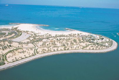 شواطئ دبي مقصد السياح ووجهة عالمية لمحبي الرياضات المائية