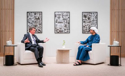 عبدالله بن زايد يبحث تعزيز التعاون مع وفد من مجموعة الصداقة البرلمانية الإماراتية البريطانية