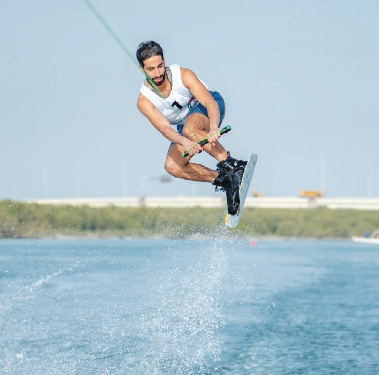 المهيري يحرز لقب المحترفين في بطولة “الإمارات للتزلج على الماء”