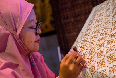 حرفيات إندونيسيا يبهرن زوار “إكسبو” بطباعة “الباتيك” على المنسوجات التقليدية