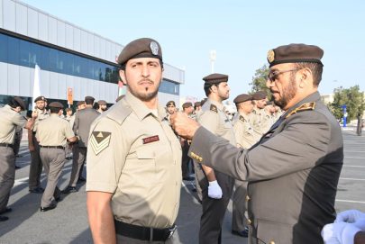 مدير عام إقامة دبي يقلد أوسمه وشارات تقدير إلى 453 من الضباط وضباط الصف والأفراد