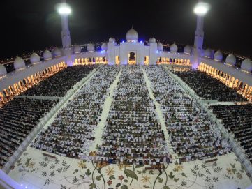 35 ألف مصل يحيون ليلة السابع والعشرين من رمضان في جامع الشيخ زايد الكبير في أبوظبي