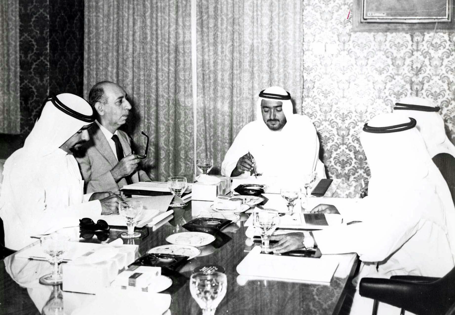 الإمارات في عهد خليفة.. مسيرة رائدة في مجالات العمل الإنمائي والتنمية الاقتصادية محلياً وعالمياً