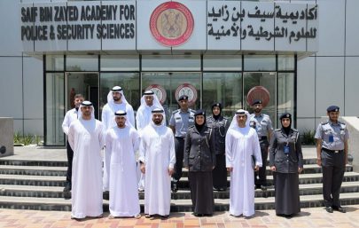 وفد من شرطة دبي يطلع على تطبيقات التدريب الافتراضي بأكاديمية سيف بن زايد