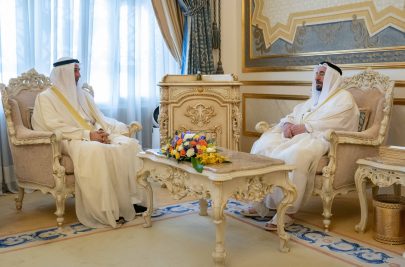 حاكم الشارقة يستقبل السفير الكويتي ويشيد بجهوده في تعزيز علاقات البلدين الشقيقين