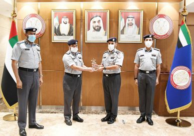 قائد عام شرطة أبوظبي يتسلم جائزة “تميز الأعمال العالمية” عن فئة خدمة المتعاملين