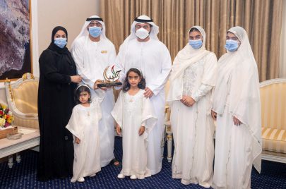 ولي عهد الفجيرة يستقبل أسرة أحمد علي الكعبي الفائزة بجائزة الأسرة الإماراتية المتميزة